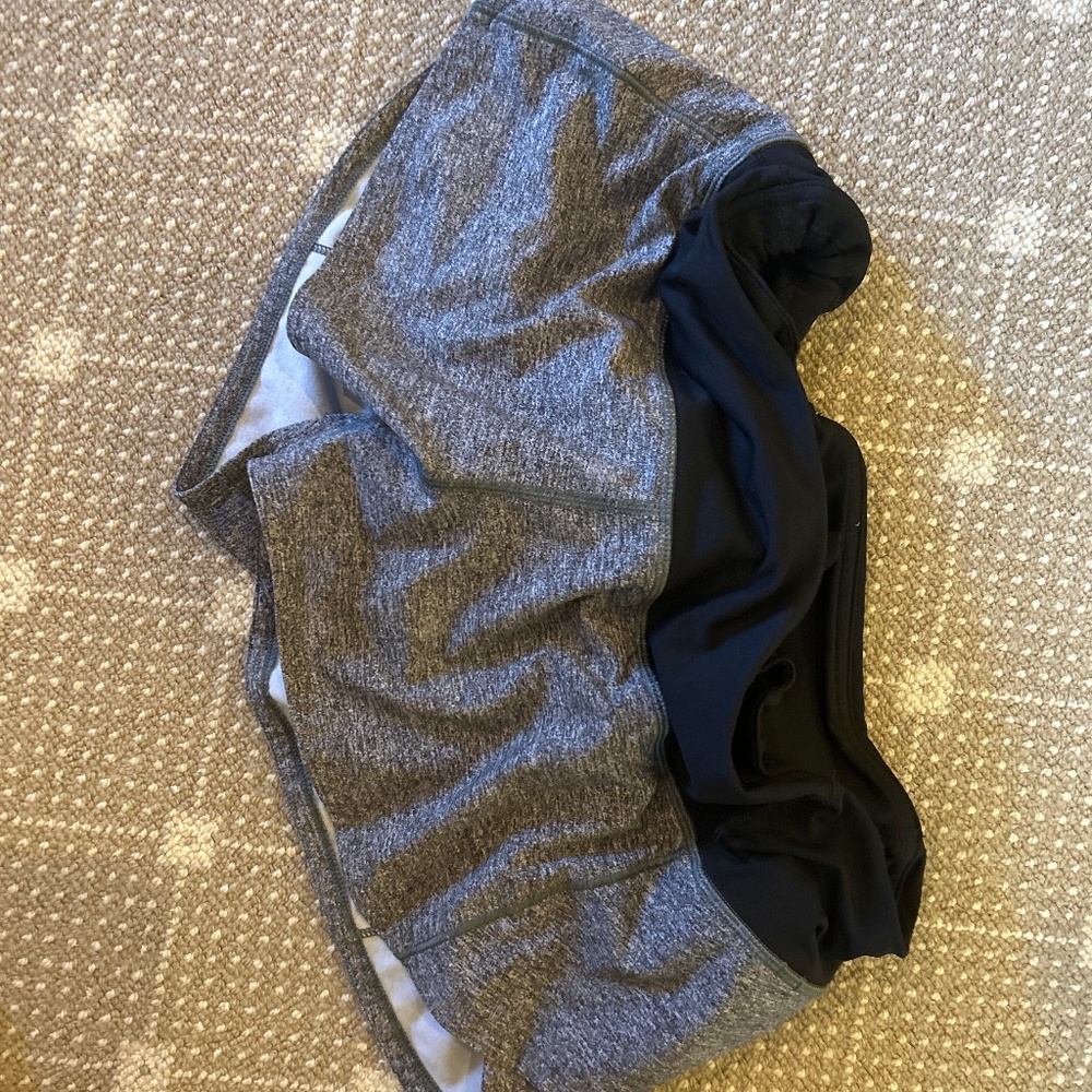 Lululemon hotty hot low rise 2.5 inch size 6 heather gray